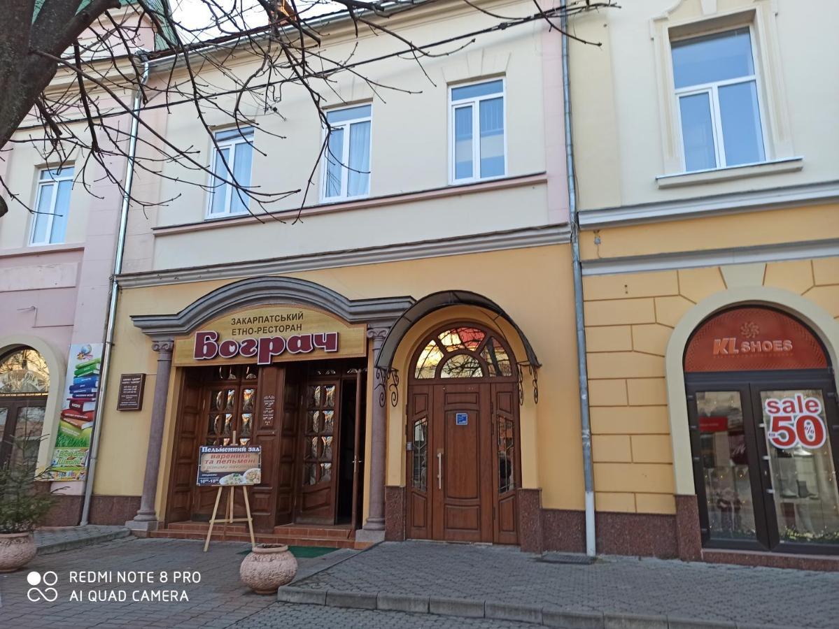 Стильні Апартаменти На Ратушній Площі Mukatjeve Exteriör bild